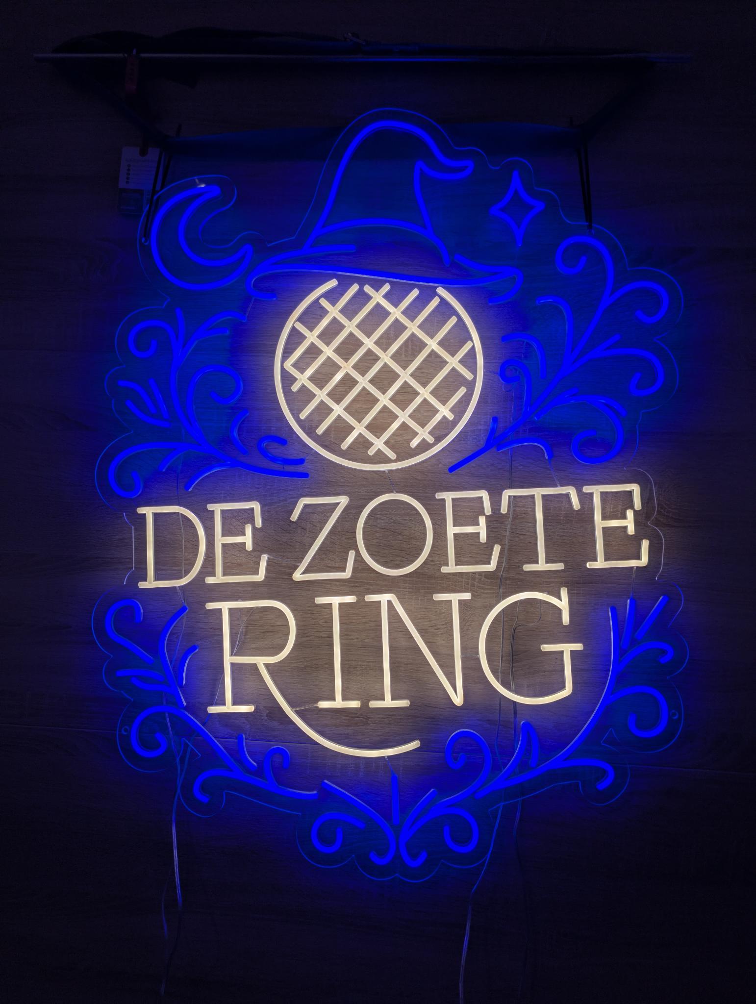 Ons Neonbord is binnen, het licht van De Zoete Ring!